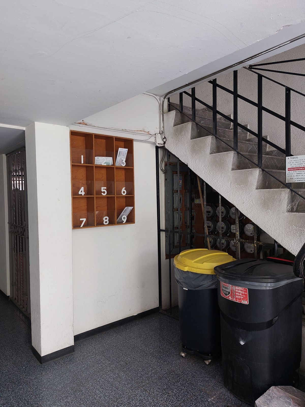 14 de 16: Area de deposito de basura y buzones