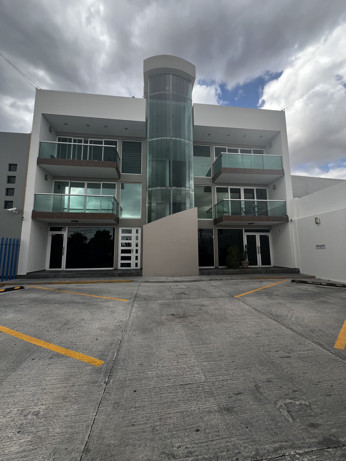 2 de 17: Frente edificio