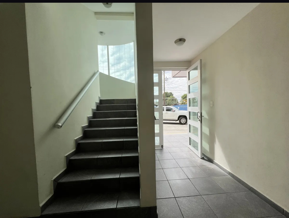 4 de 17: Acceso interior, escalera