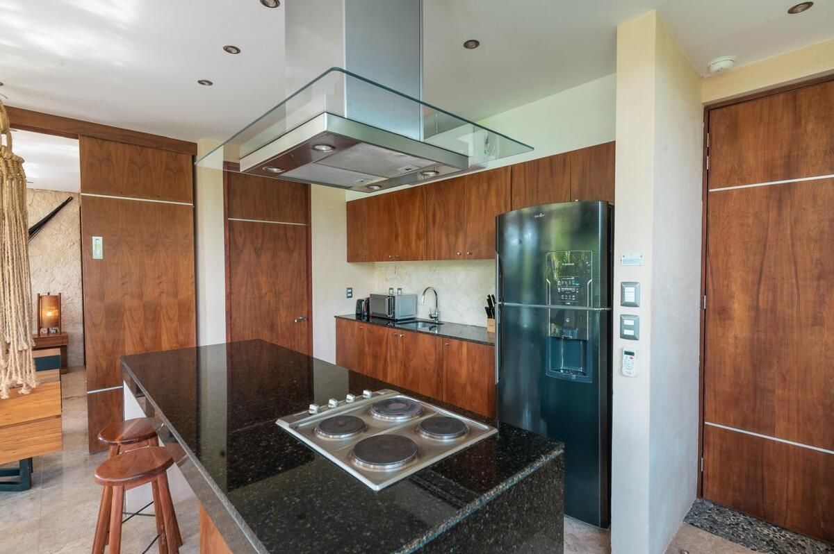 8 of 12: Cocina con campana