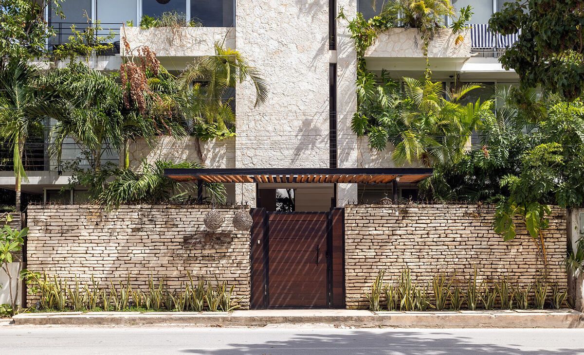12 of 12: Entrada al edificio