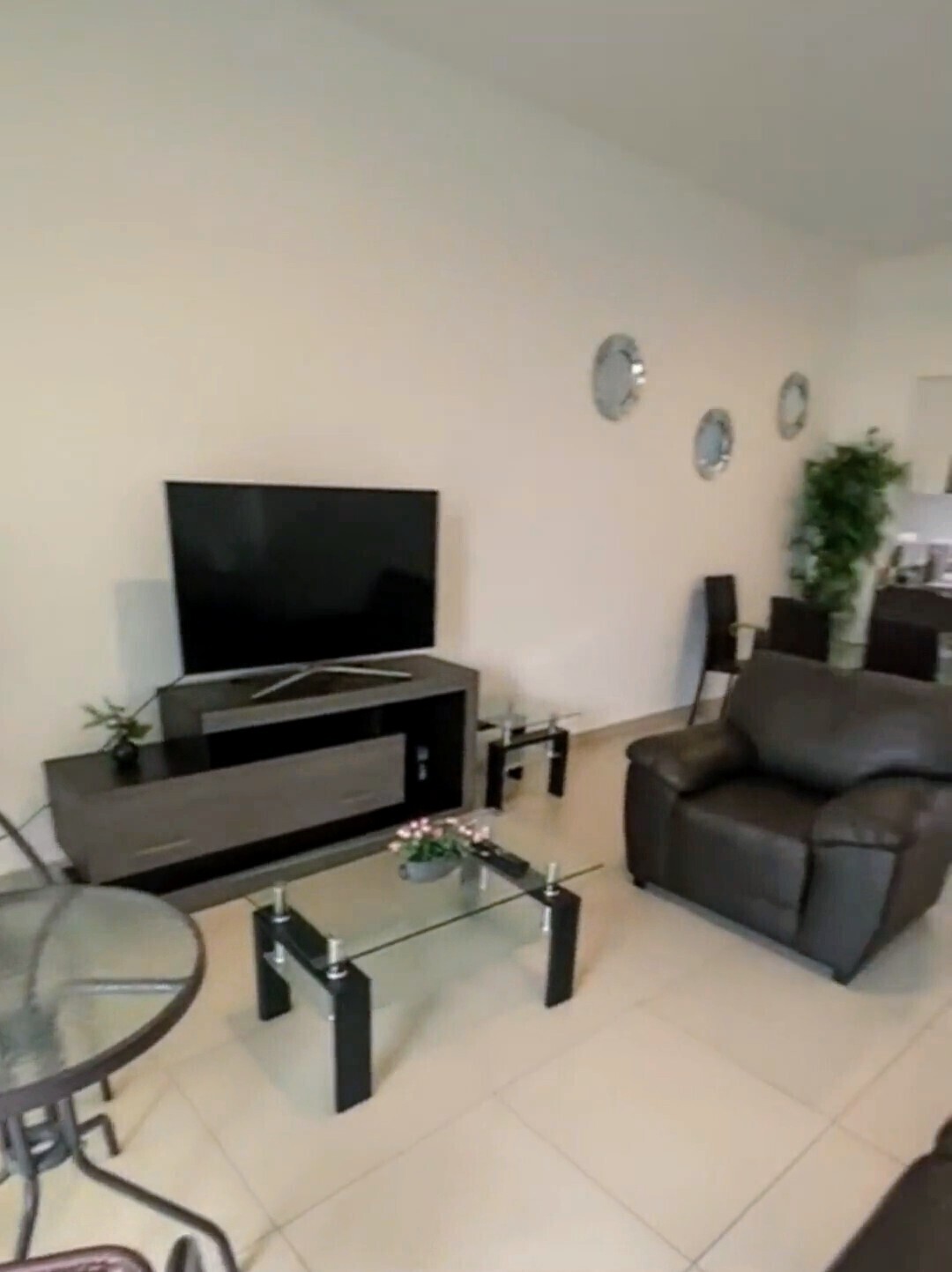 4 of 24: Sala