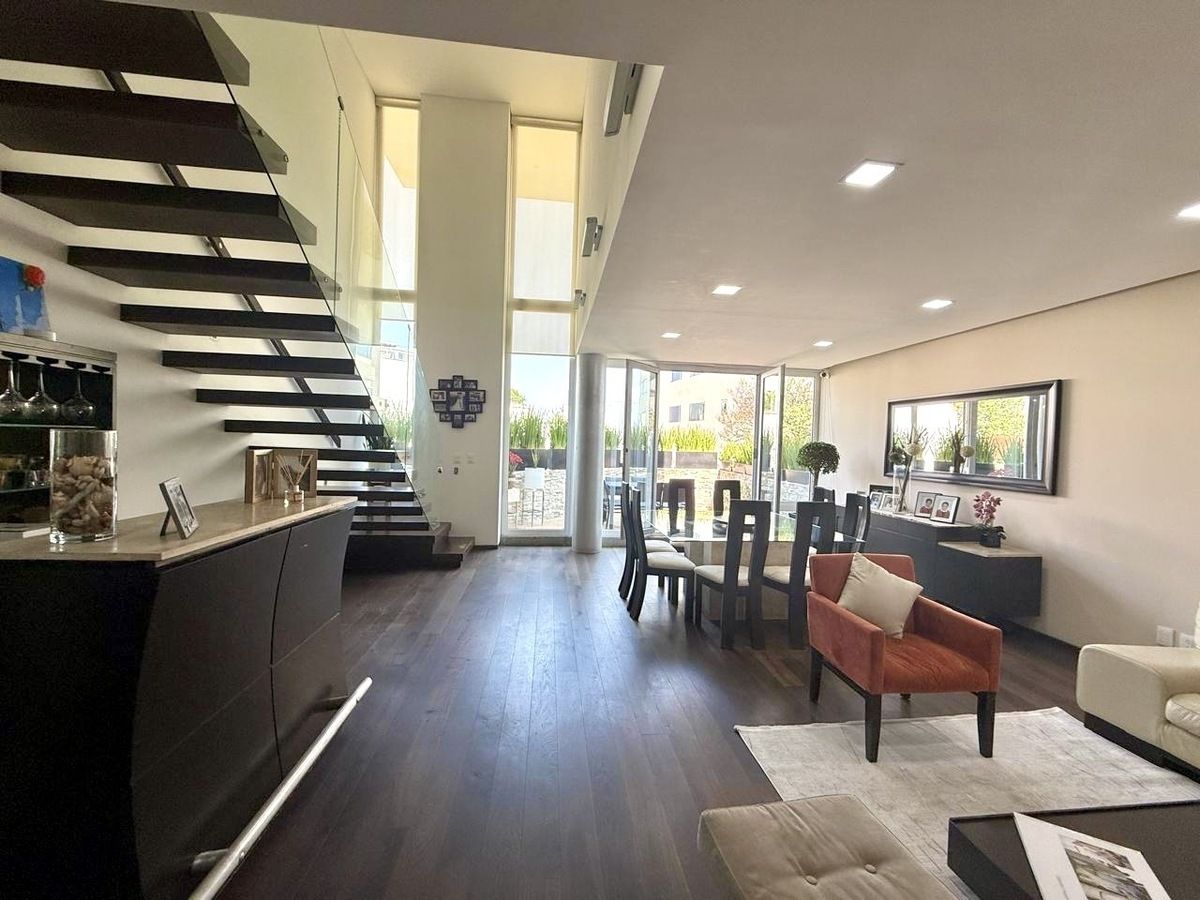 3 de 28: sala comedor con bar