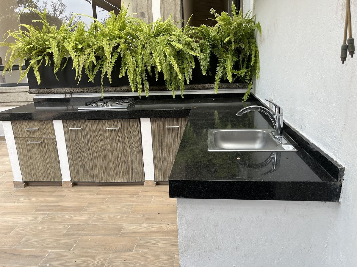 3 of 30: Cocineta de granito en terraza