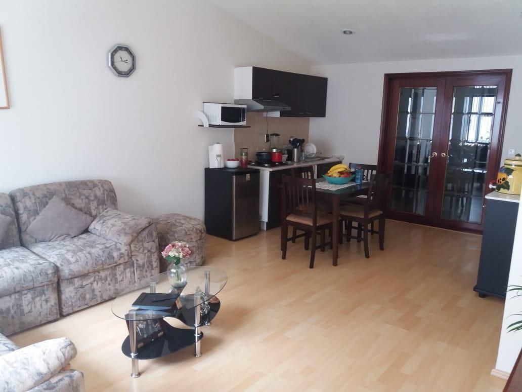 2 of 10: Sala-comedor y Cocineta