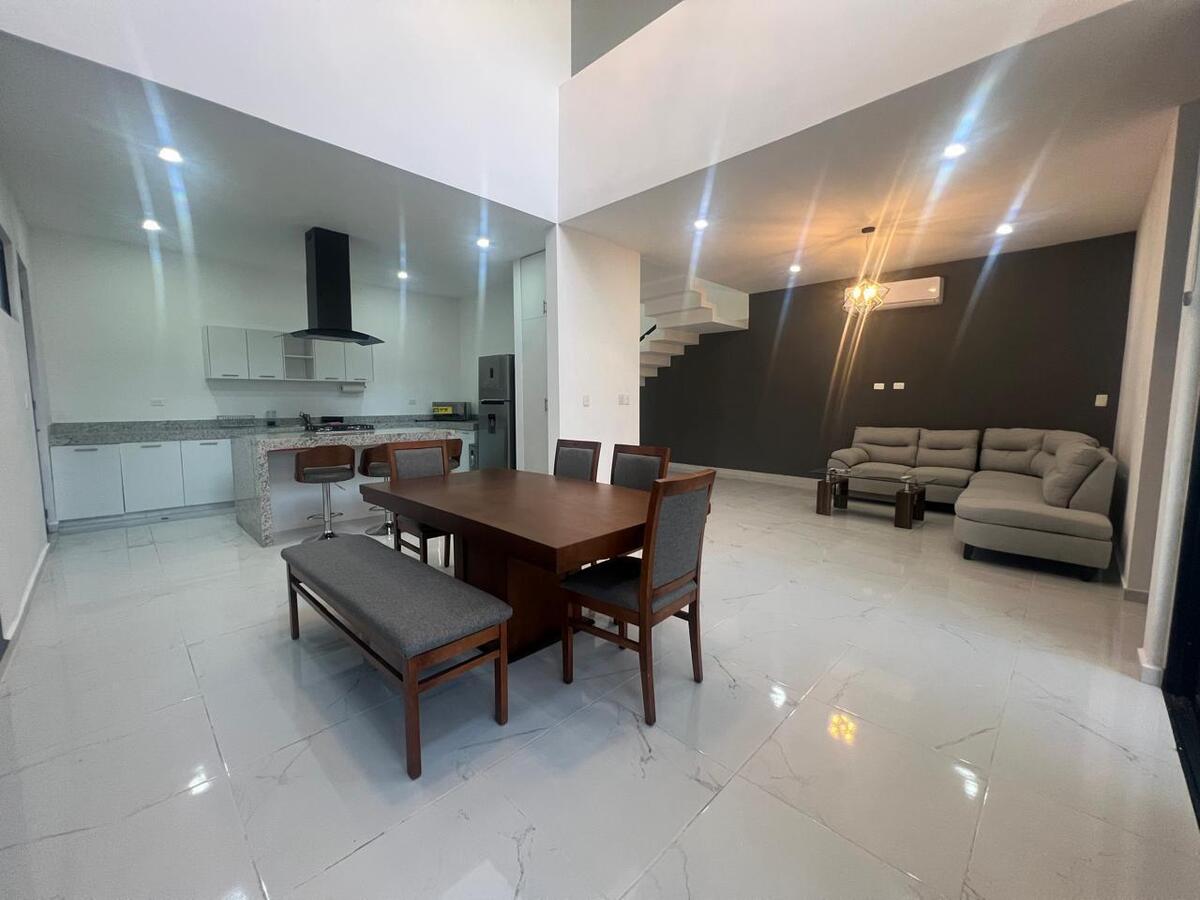 4 de 33: Casa amplia iluminada