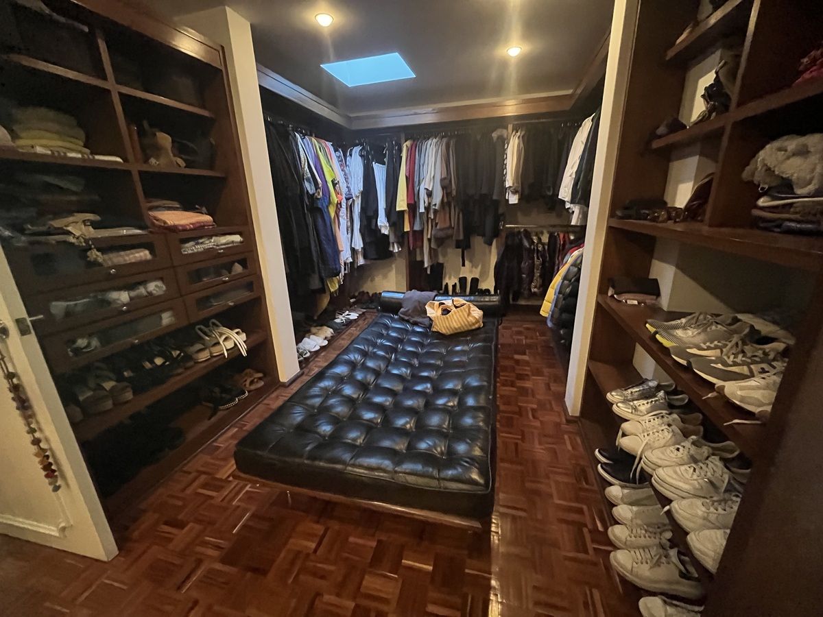 4 of 27: Vestidor principal tipo Boutique