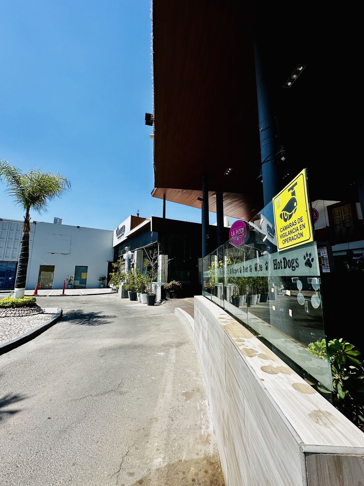5 de 32: Vista a la izquierda del local