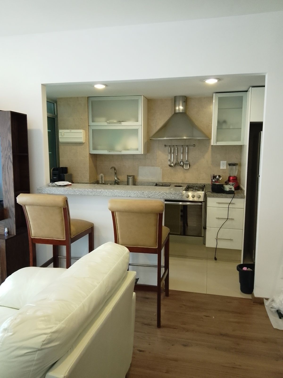 17 de 25: COCINA CON BARRA