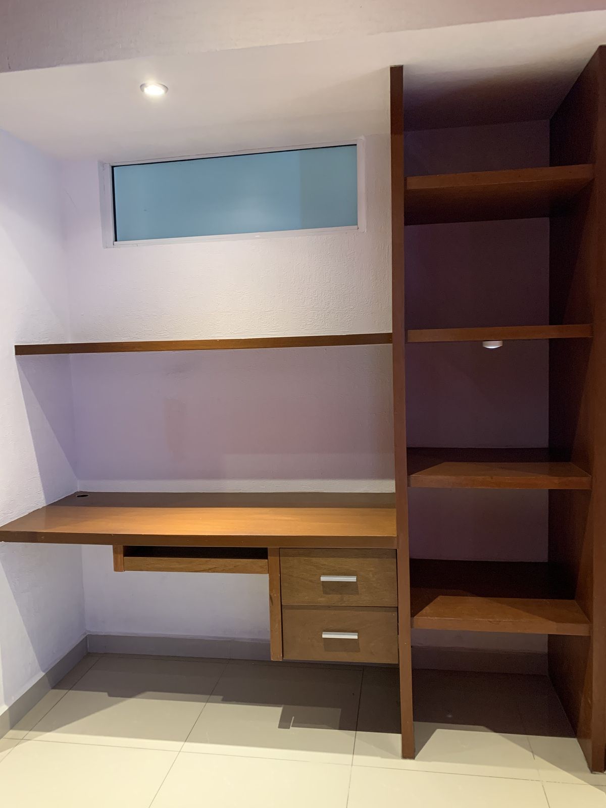 7 de 24: mueble en el pasillo