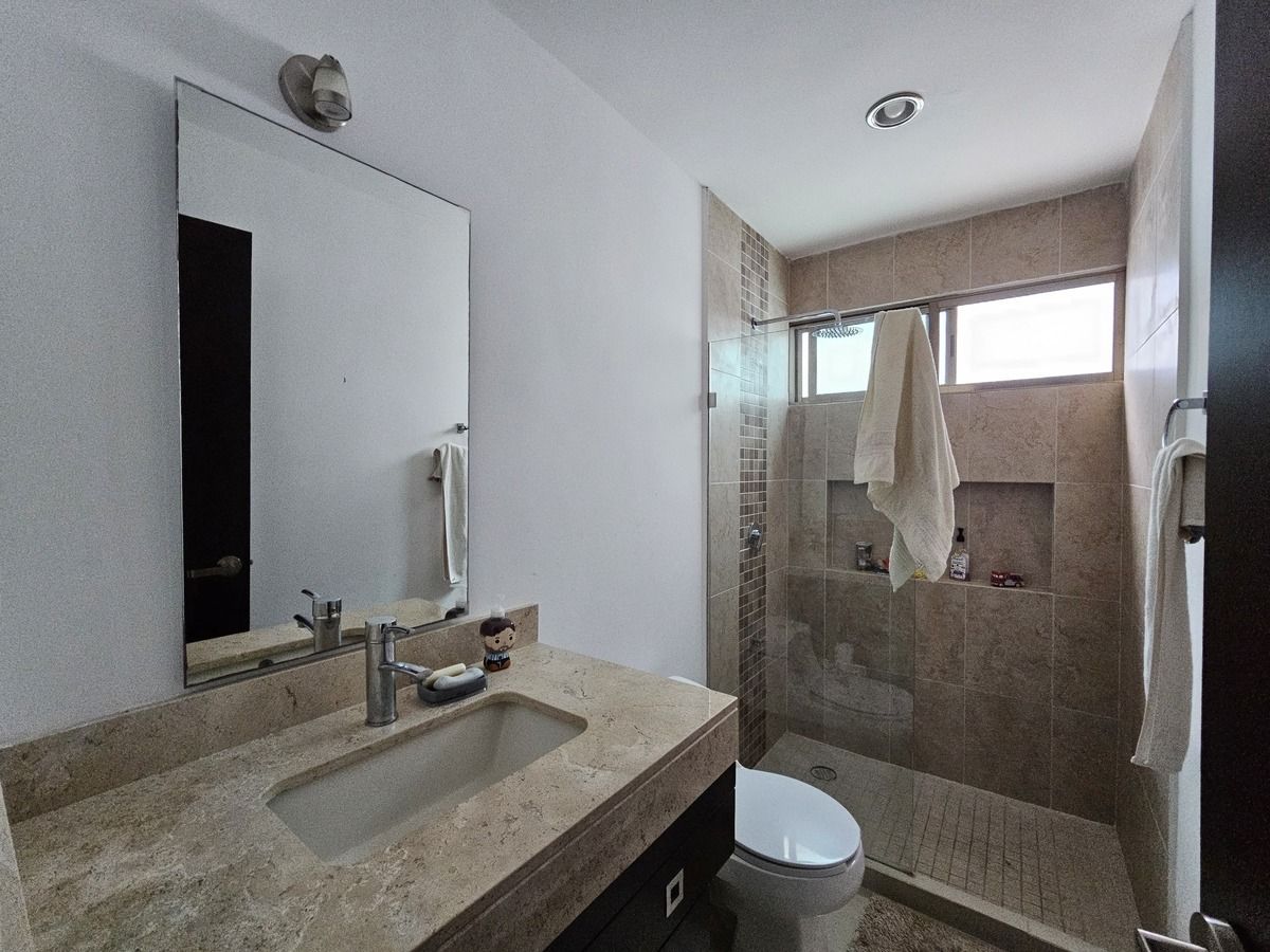 11 de 17: Baño Tercera Habitación