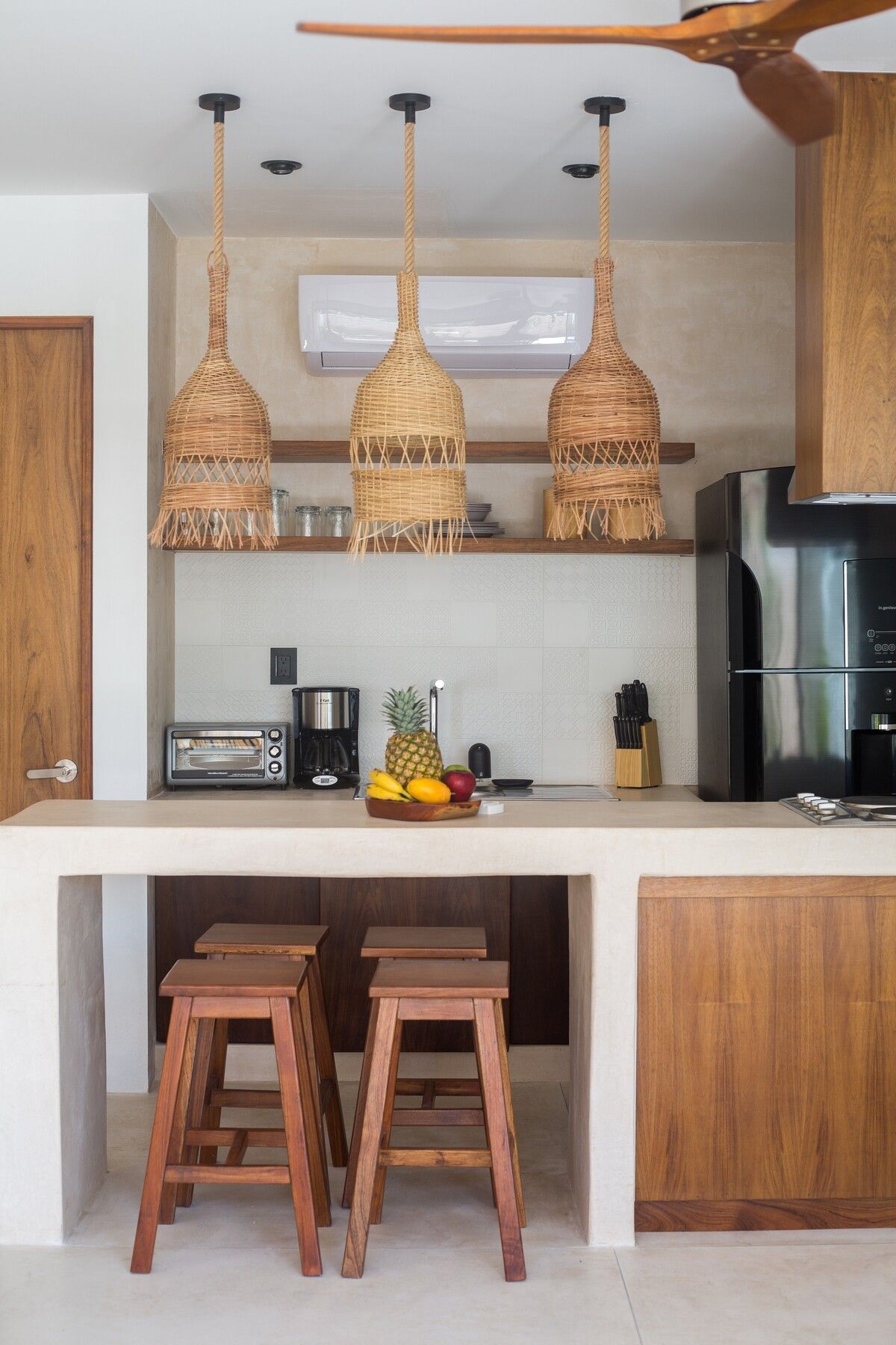 7 of 10: Puertas y muebles de madera. Completamente equipado.