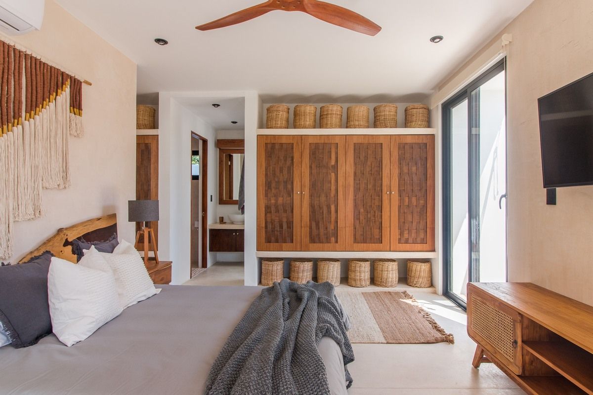 3 of 10: Amplios closets de madera