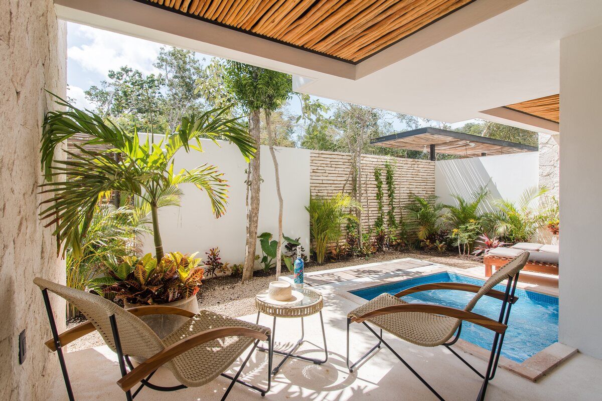 4 of 10: Vista desde la habitación hacia el jardín privado