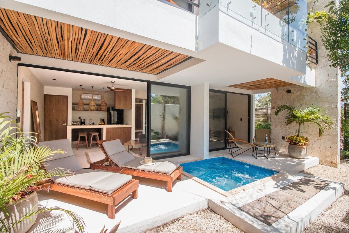 1 of 10: Terraza, jardín y alberca privados