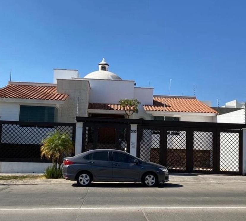 1 of 15: Fachada principal