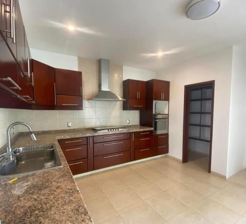 8 of 33: Cocina equipada