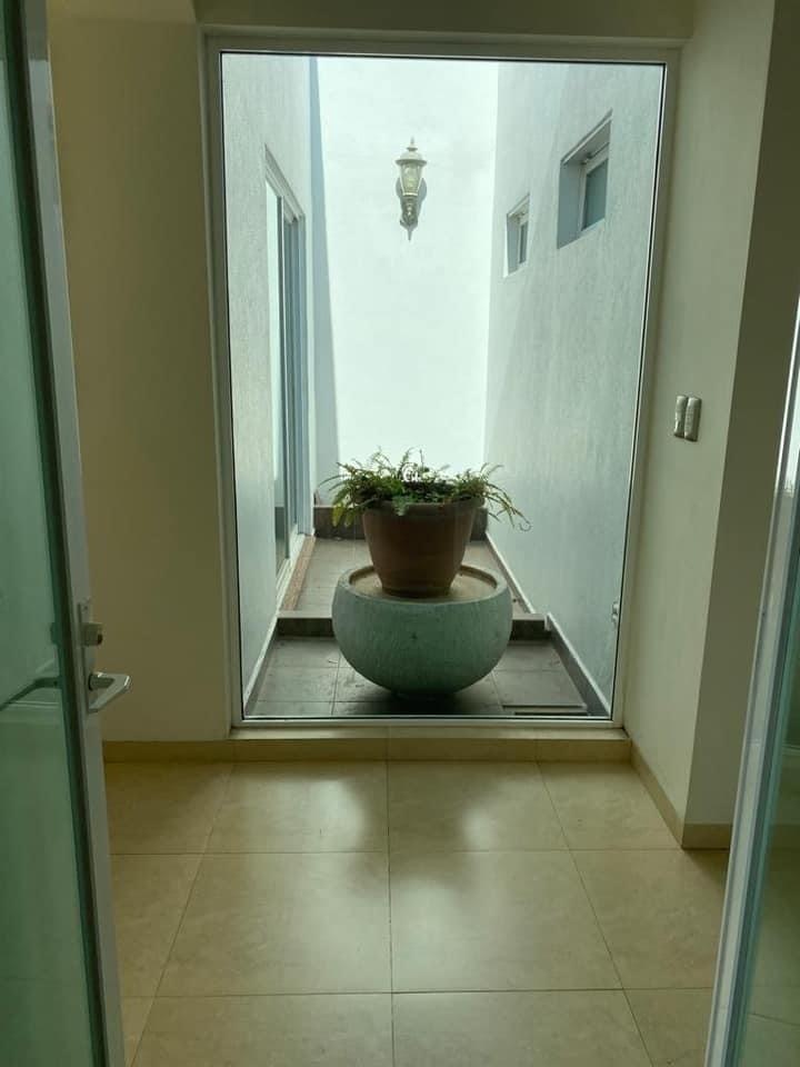 15 of 33: Jardín interior