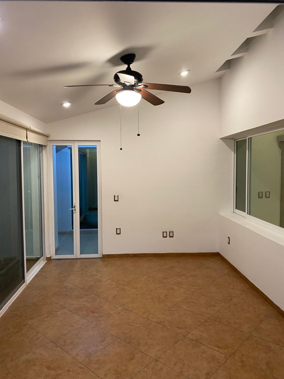19 of 33: Terraza techada con puertas al jardín y ventilador de techo