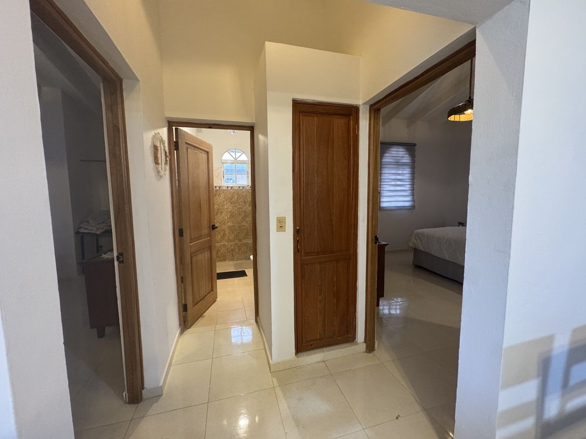13 de 14: Pasillo Habitaciones- Baño