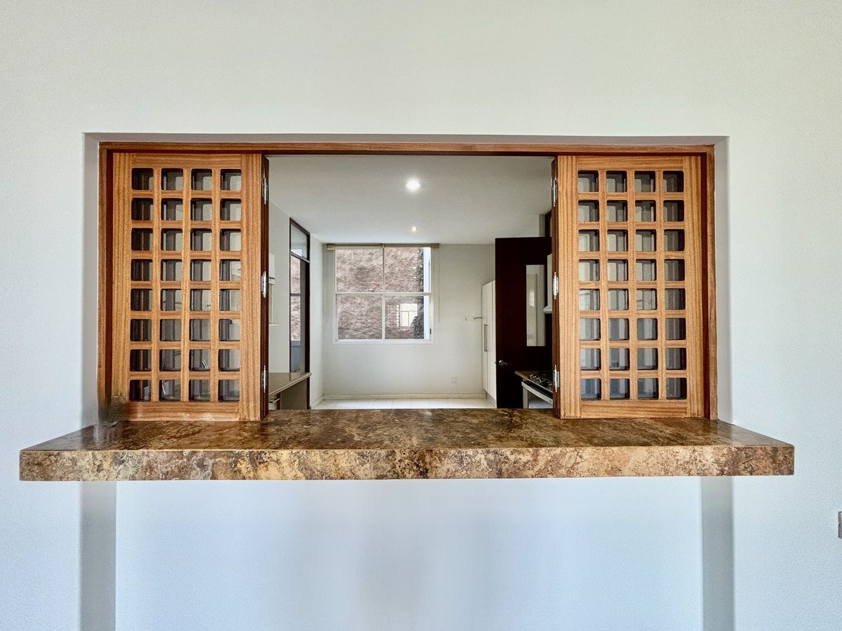 5 de 34: ventana que conecta cocina con estancia