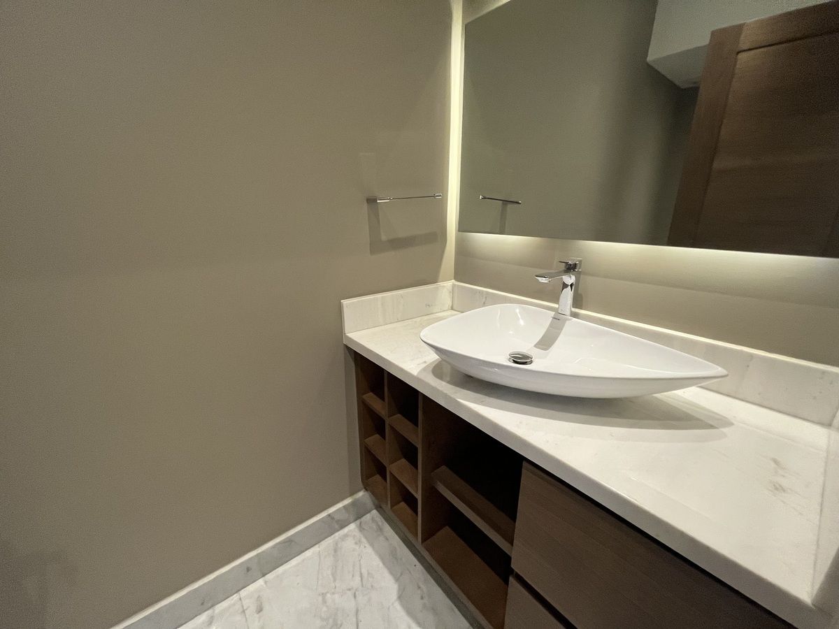 2 de 35: Medio baño