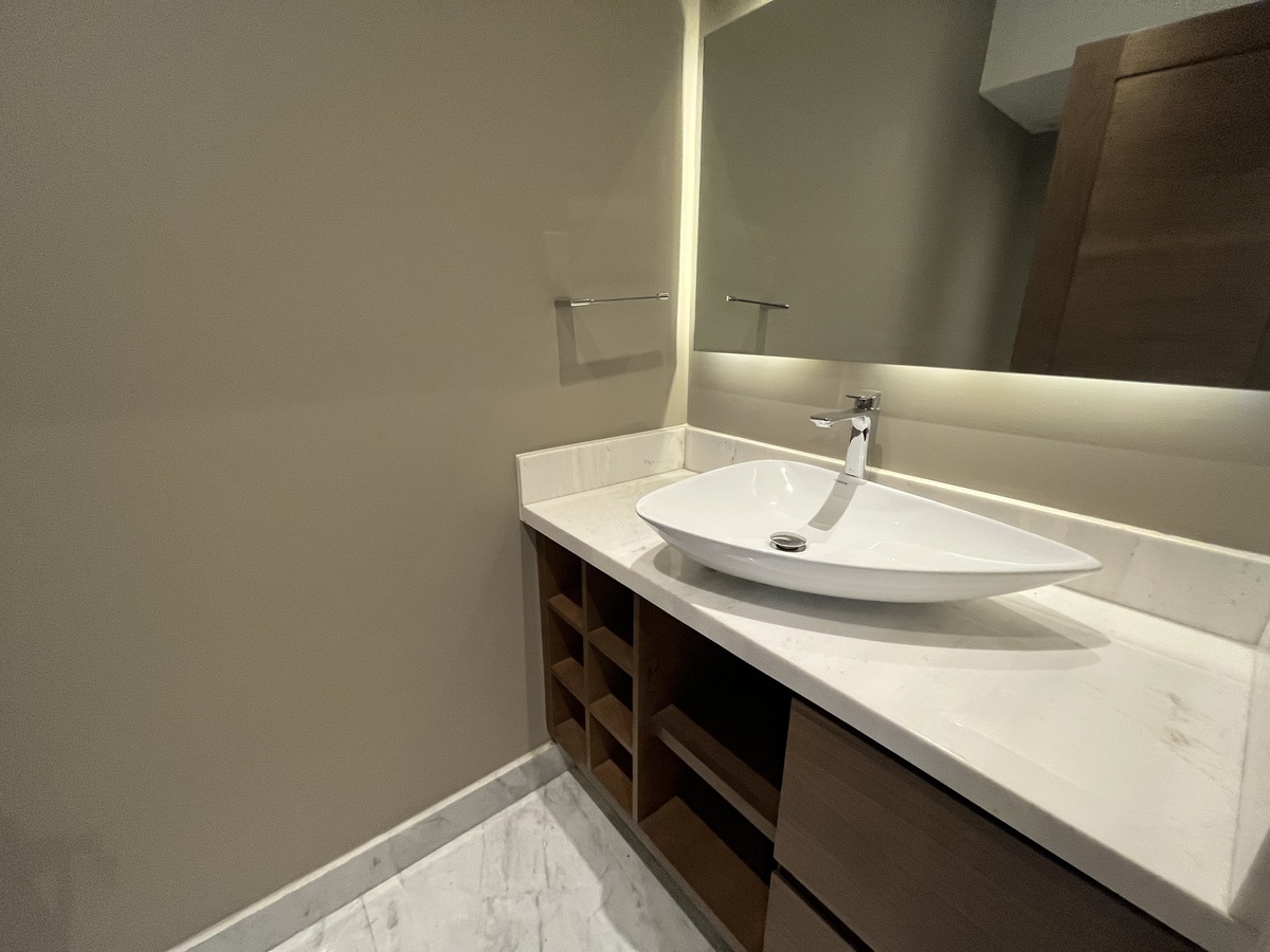 3 of 35: Medio baño