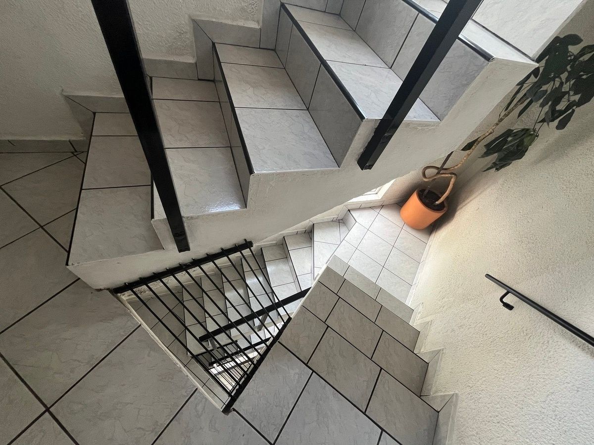 4 de 30: Escaleras del edificio