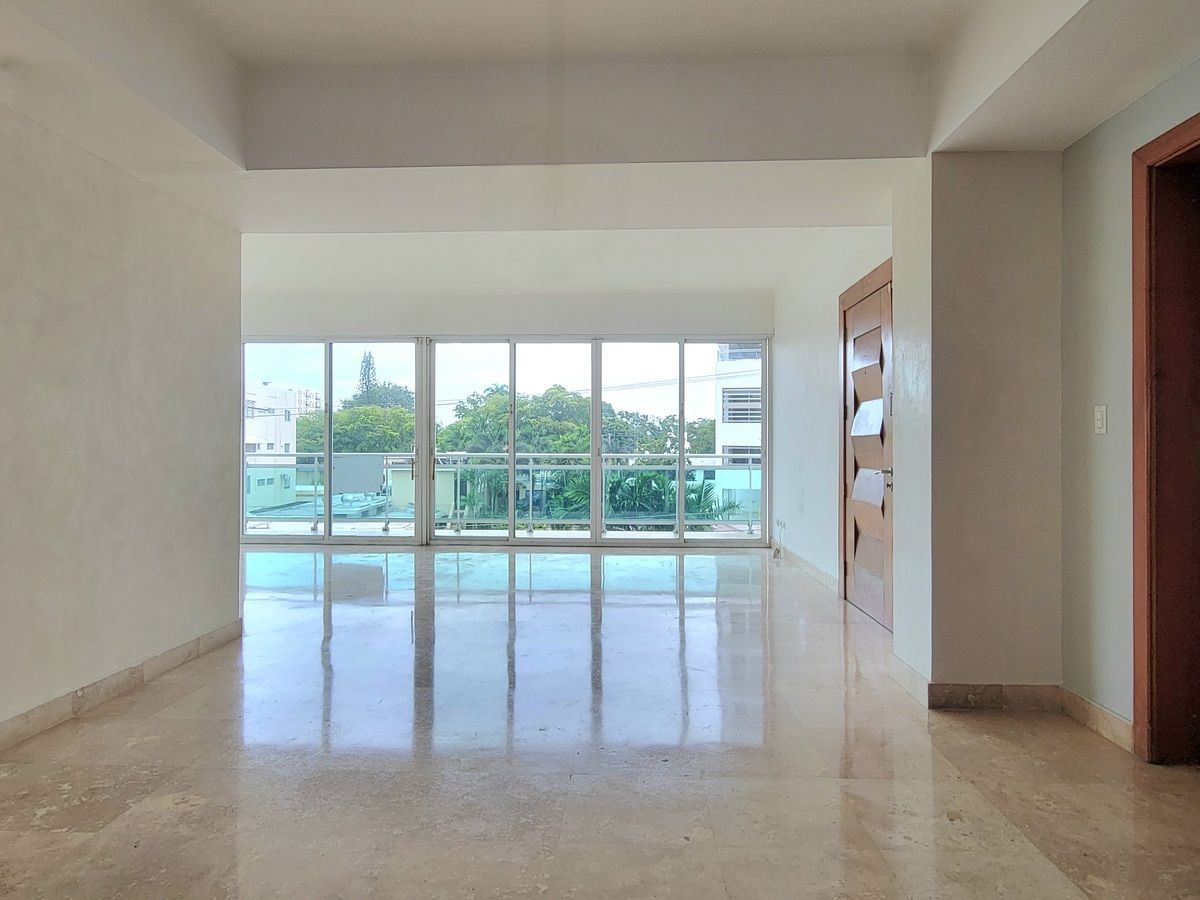 5 de 21: Vista de la sala desde el comedor