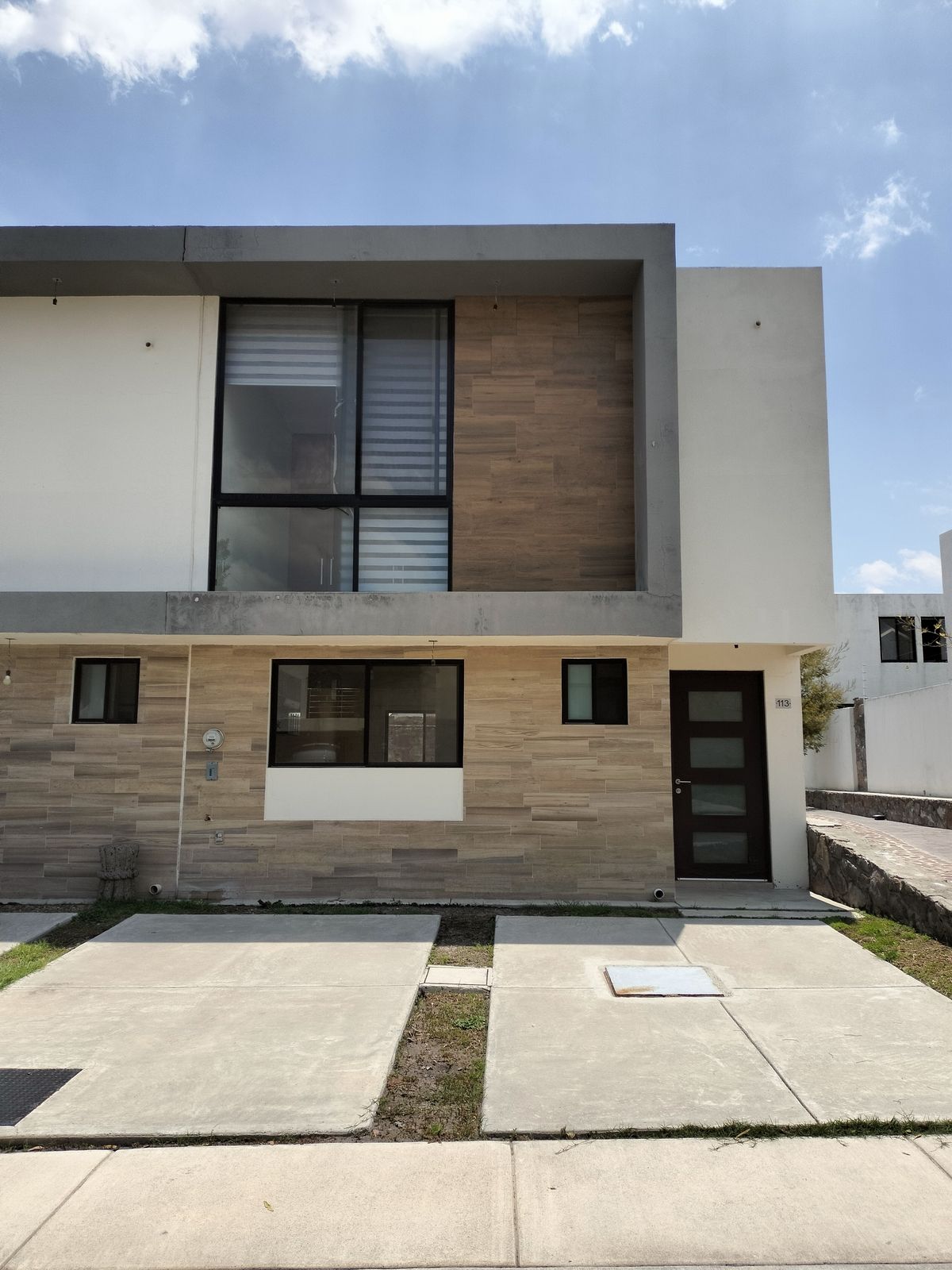 1 of 14: Fachada