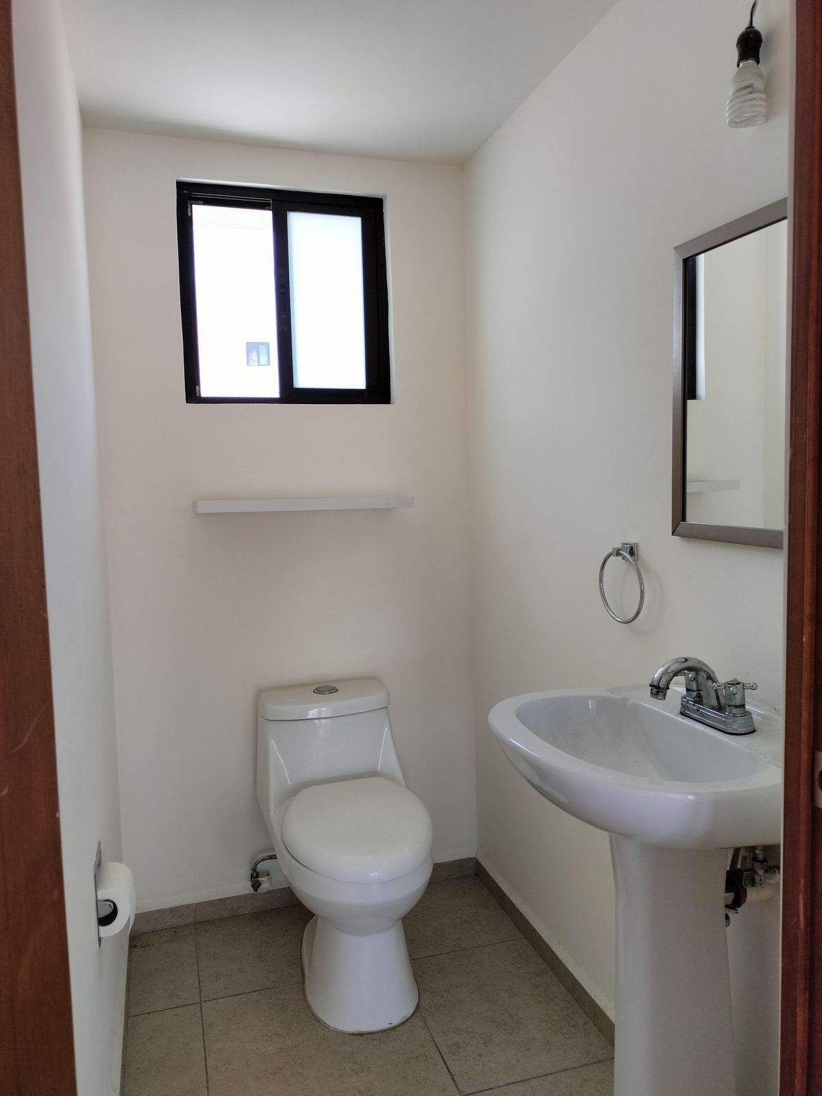 3 of 14: 1/2 baño planta baja