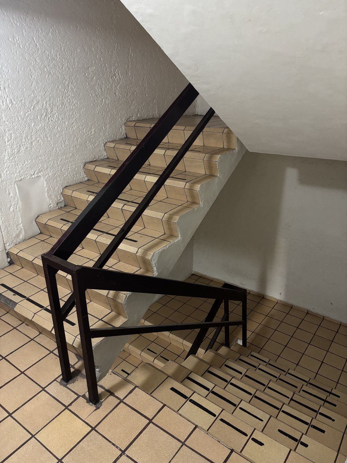 3 of 13: Escalera