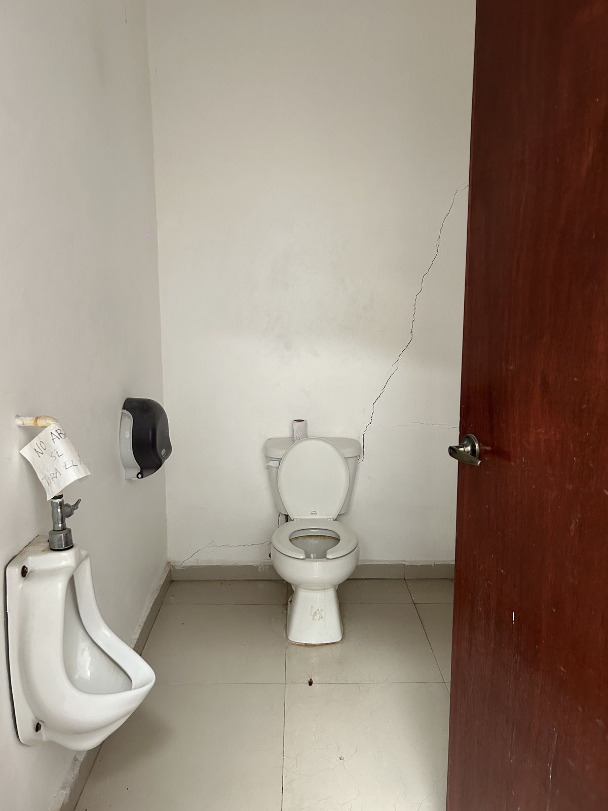 6 de 7: Baño de almacén