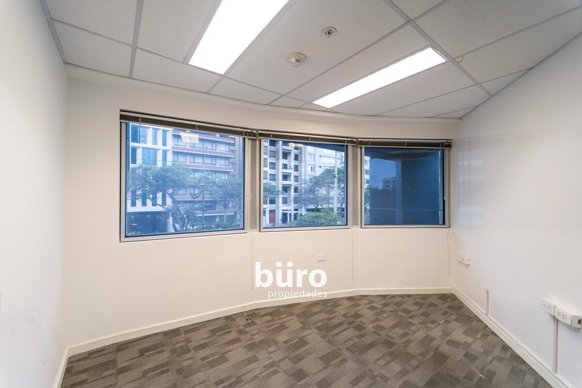 5 de 22: Espacio para oficina privada con vista a Av. Camino Real.