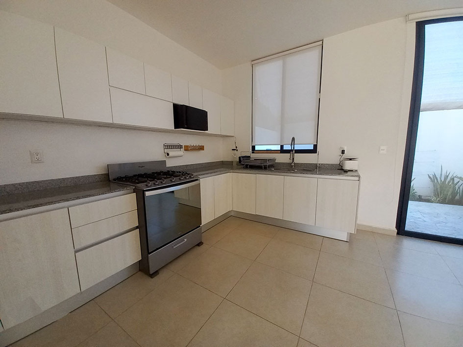 4 de 20: Cocina con alacenas y vista al patio