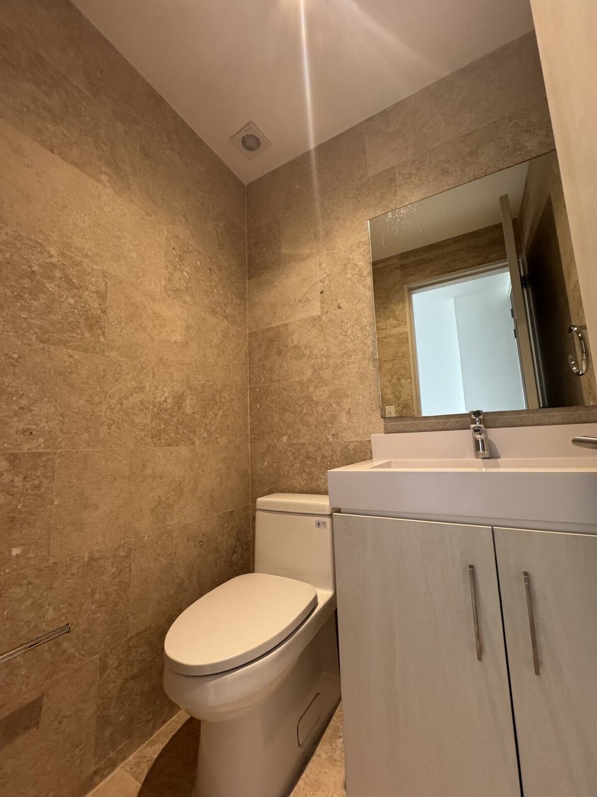 8 de 42: Medio baño de visitas