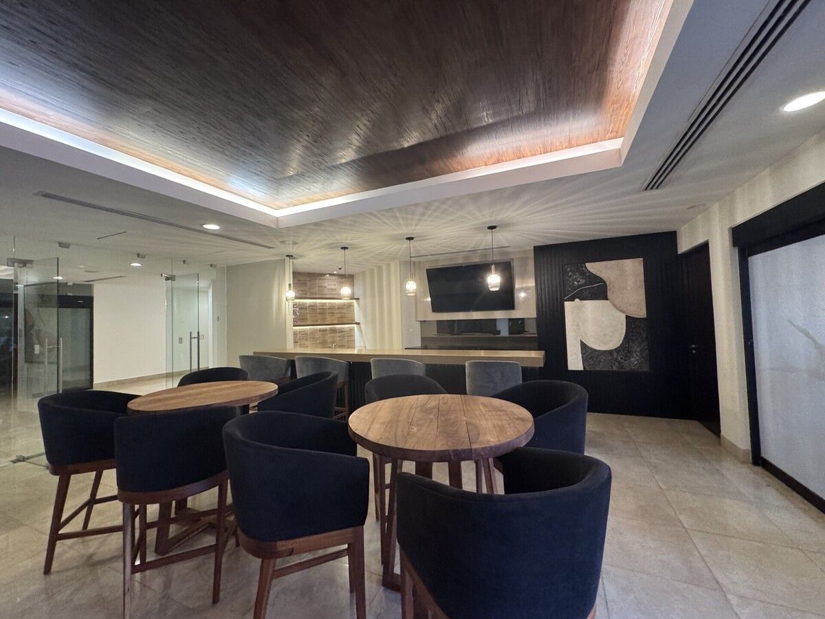 33 de 42: Casa Club (Sala de TV y Bar)