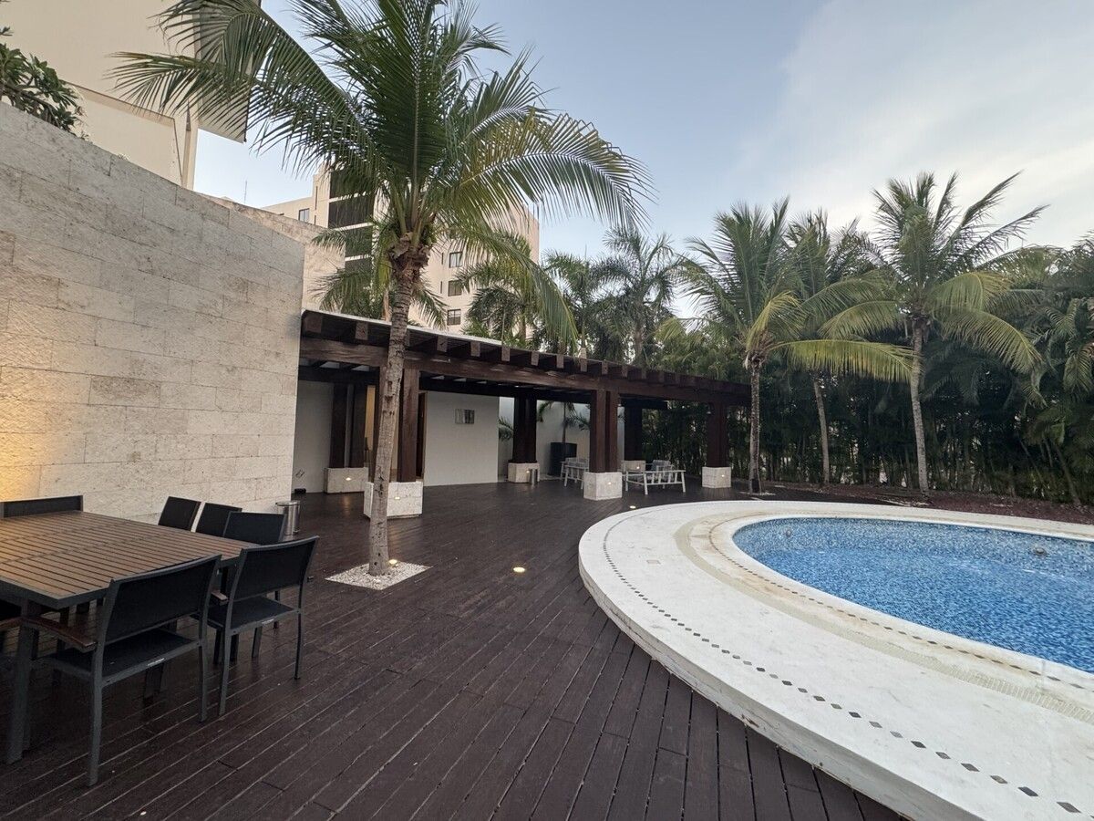 34 de 42: Área de terrazas y Piscina en Casa club