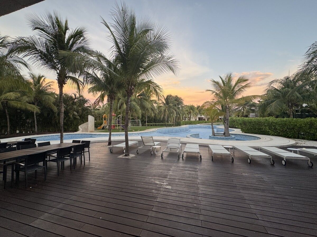 35 de 42: Área de terrazas y Piscina en Casa club
