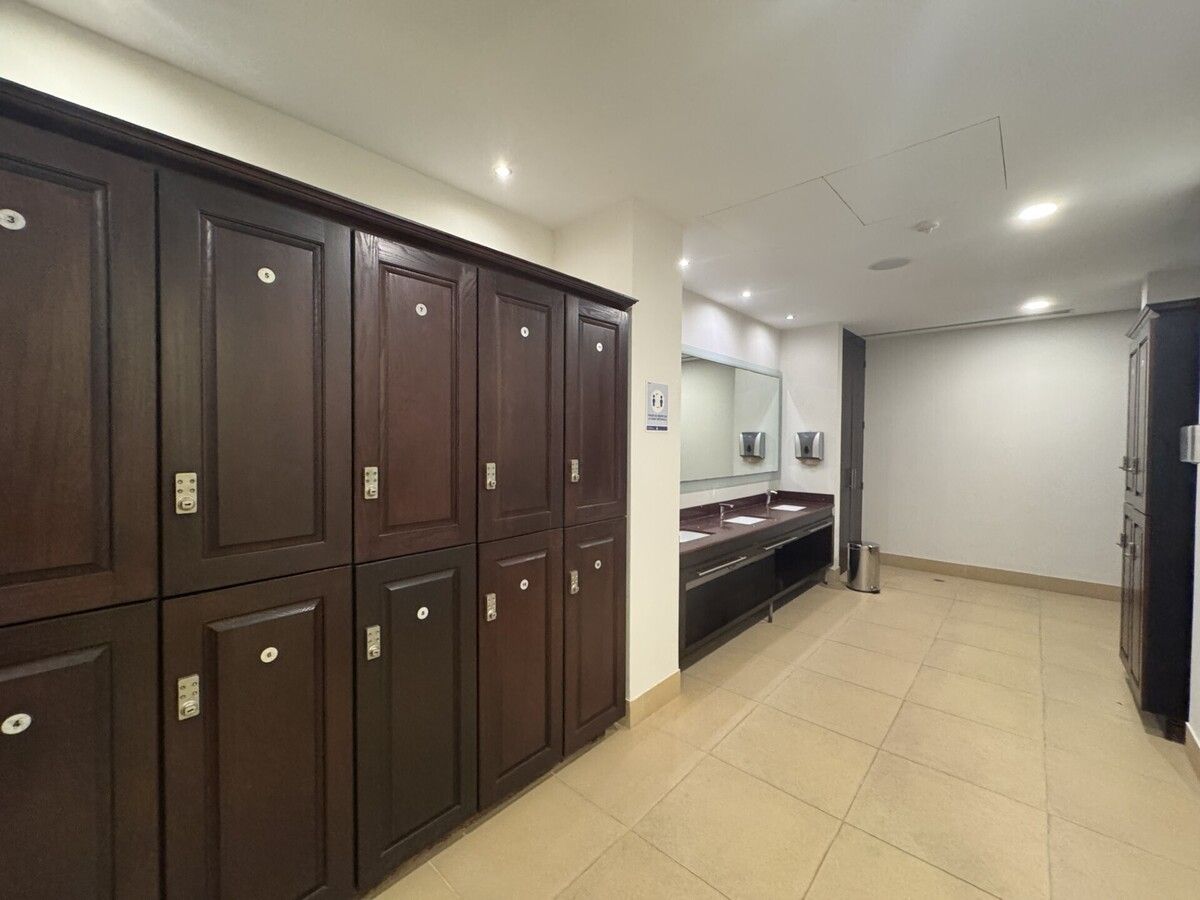 37 de 42: Casa club: Baños y lockers