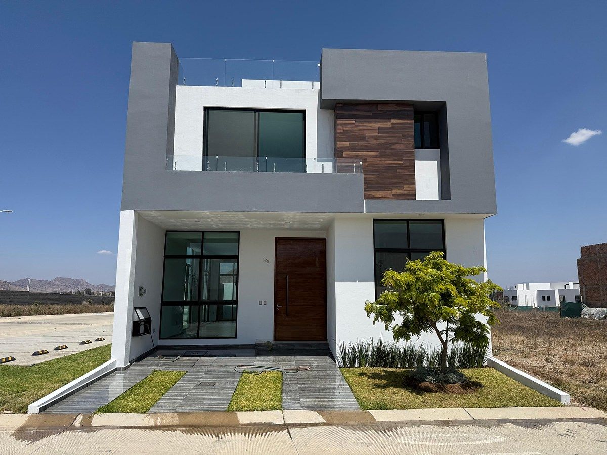 1 of 16: Fachada de casa en Valle Imperial