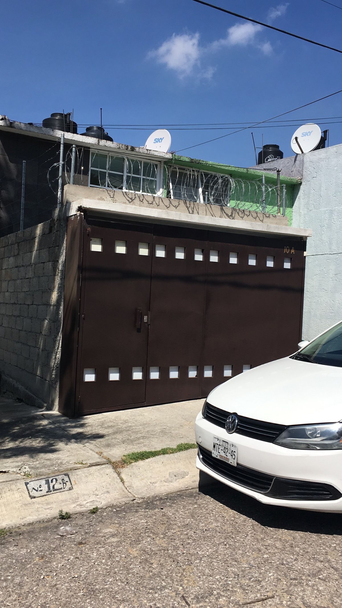 RENTO COMODA CASA PARA FAMILIA PEQUEÑA O RECIEN CASADOS EN LOMAS LINDAS.