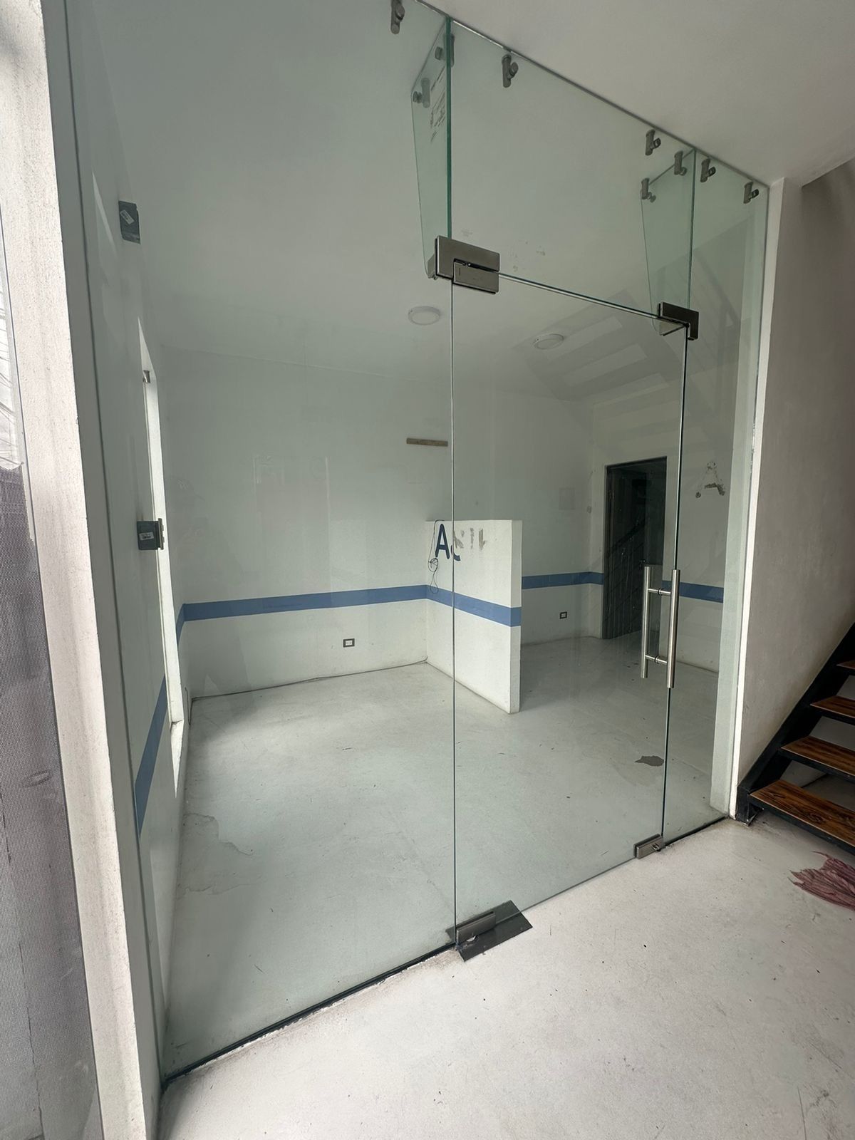 4 de 19: Entrada a la oficina disponible en planta baja. 35m2 $4,000.