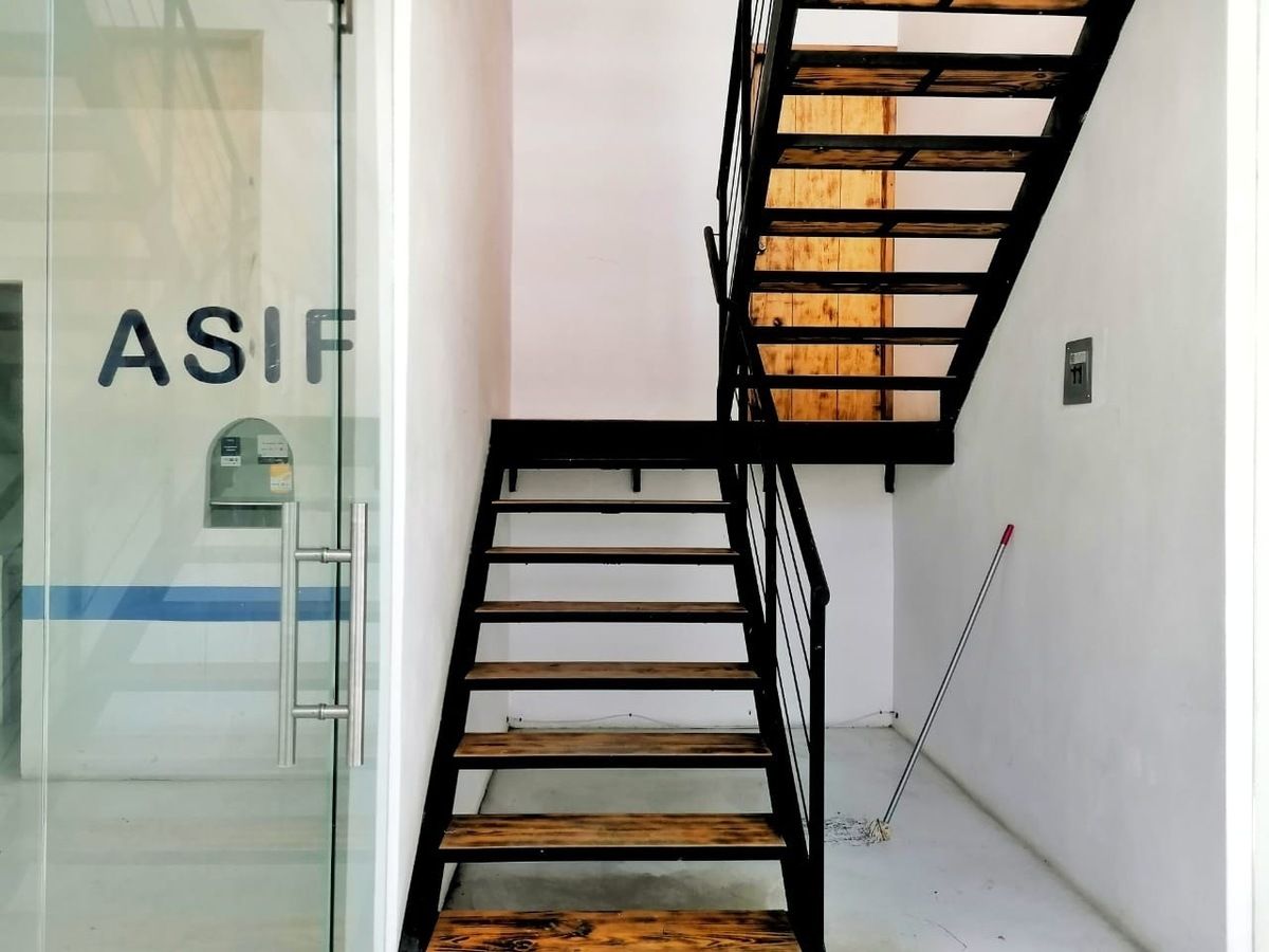 3 de 19: Escaleras desde el acceso principal.