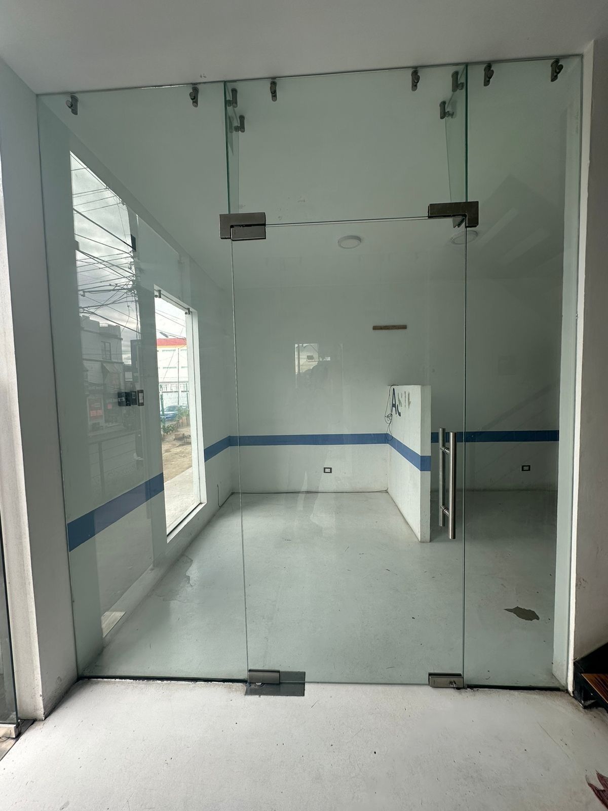 5 de 19: Entrada a la oficina disponible en planta baja. 35m2 $4,000.