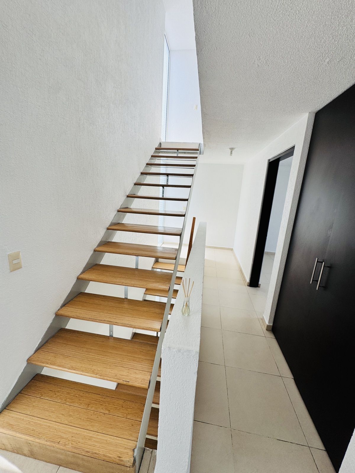 20 de 39: ESCALERAS A 3ER PISO