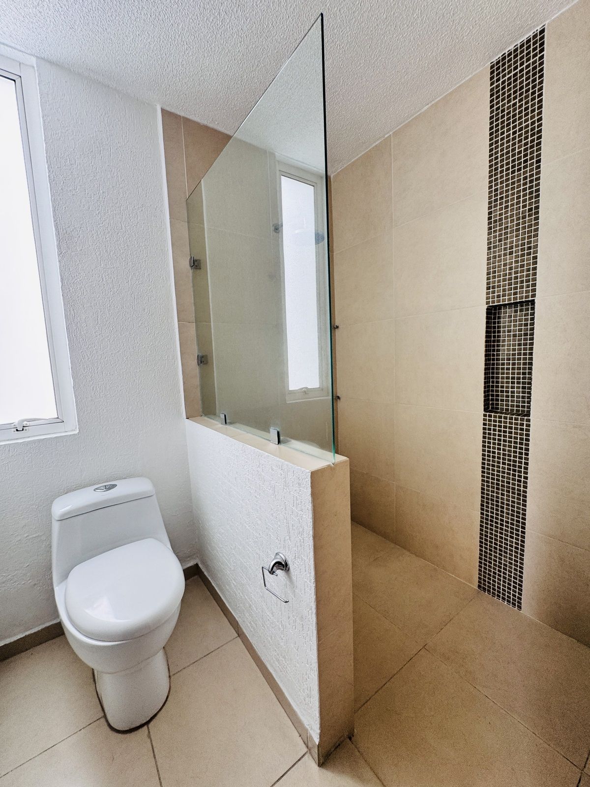 18 de 39: BAÑO COMPLETO 3ER PISO
