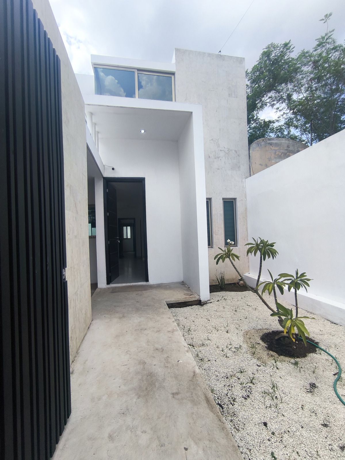 2 of 19: Jardin entrada principal