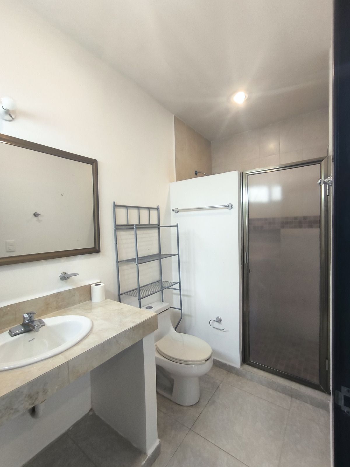 8 of 19: Baño completo Recamara PB