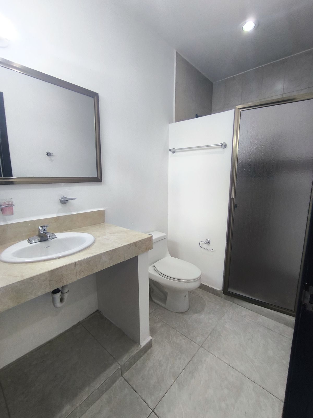 14 of 19: Baño completo Recamara secundaria PA